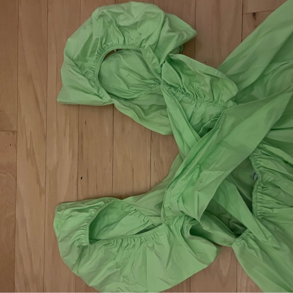 Vibrant Green Dress with Puff Sleeves - Picture 4 of 4